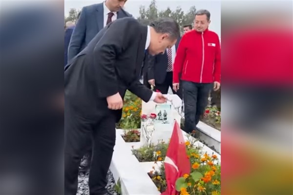 Bakan Koca’dan Hatay’da mezarlık ziyareti
