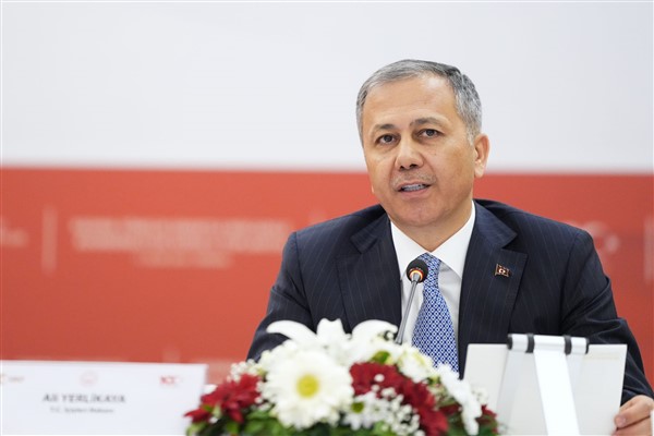 Bakan Yerlikaya Beşiktaş’taki yangının başlama anını paylaştı
