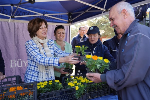Başkan Ünlüce, personelle birlikte çiçek dağıttı