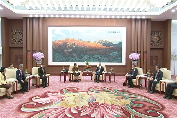 Çin Dışişleri Bakanı Yi, Prenses Sirindhorn ile Pekin’de buluştu