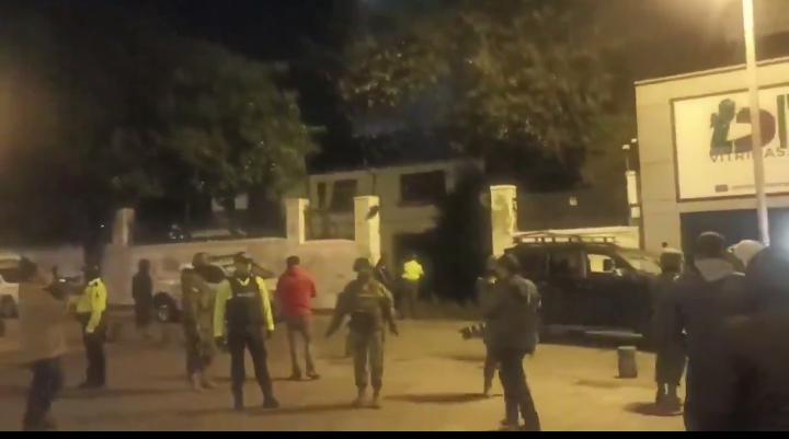 Ekvador polisi Meksika büyükelçiliğine basarak eski Başkan Yardımcısı’nı tutukladı