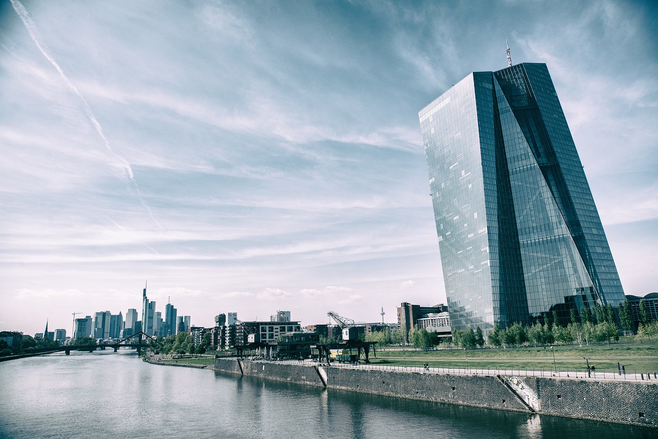 Euro Bölgesi’nde enflasyon ECB hedefine yaklaşıyor