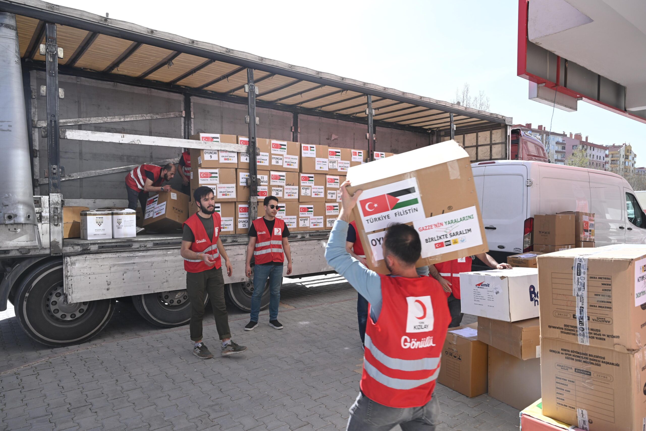 KOMEK’ten Gazzeli çocuklara yardım