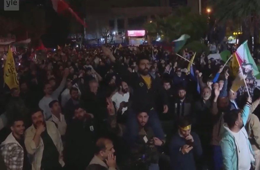 Tahran’da binlerce kişi İsrail’e saldırıyı kutladı