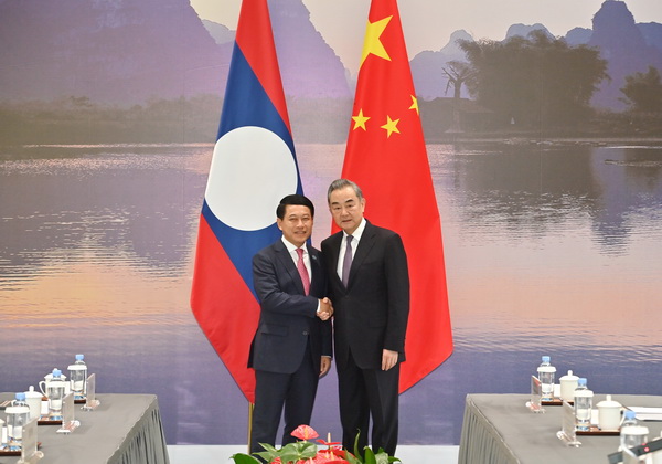 Wang Yi Laoslu mevkidaşıyla görüştü