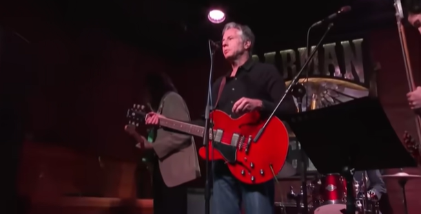 Antony Blinken’in Kiev’deki barda sergilediği rock performansı Ukrayna’yı ikiye böldü