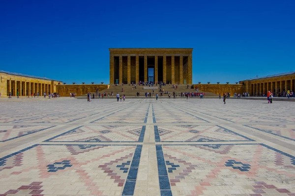 Bakan Uraloğlu ve Gürcistan Başbakanı Kobahidze Anıtkabir’i ziyaret etti