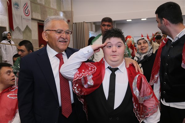 Başkan Büyükkılıç, özel gençlerin Temsili Askerlik Kınası’na katıldı