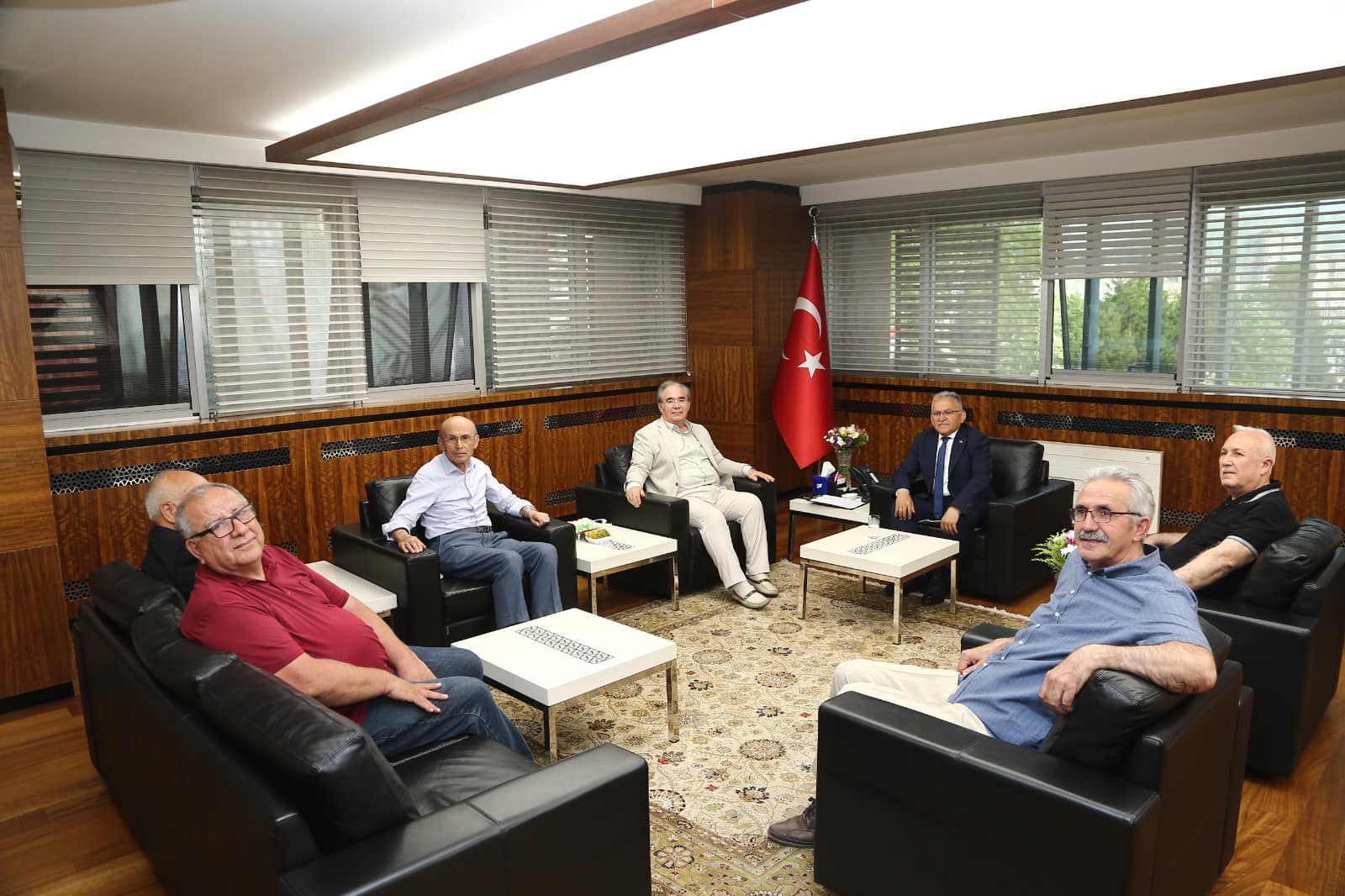 Başkan Büyükkılıç, ziyaretçilerini ağırlamayı sürdürüyor