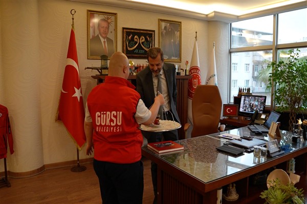 Başkan Işık, down sendromlu Yılmaz’ı çay ocağının yöneticisi yaptı