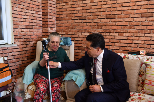 Başkan Özer’den desteksiz yürümekte zorlanan vatandaşa baston hediyesi
