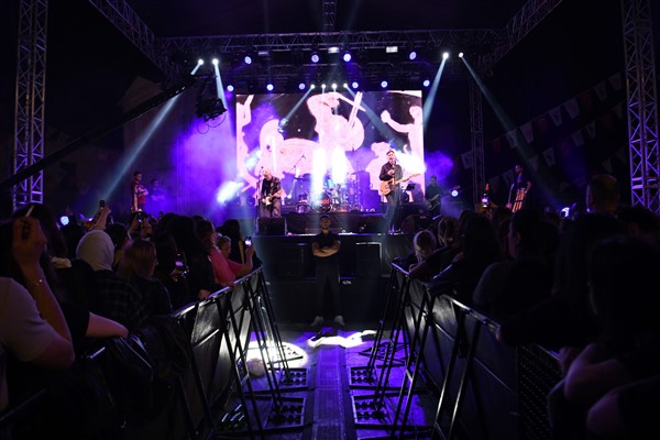 Bornova Gençlik Festivali’nde Redd konser verdi