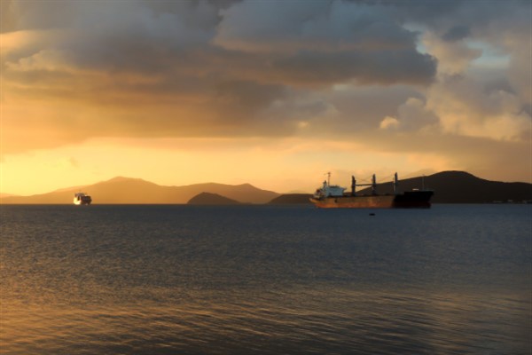 Çanakkale Boğazı’nda makine arızası yapan tanker kurtarıldı