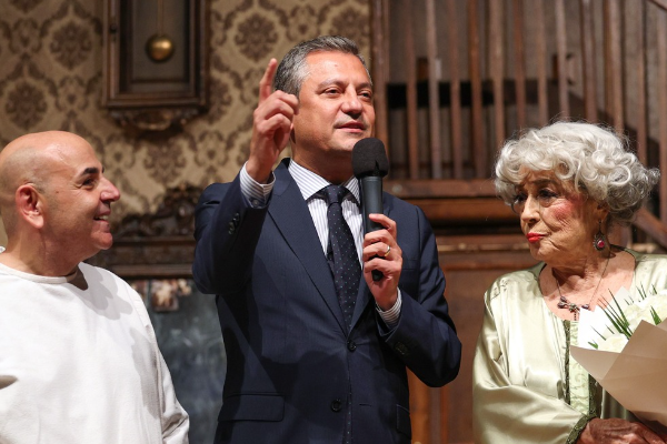 CHP Genel Başkanı Özel, Ahududu oyununu İzledi