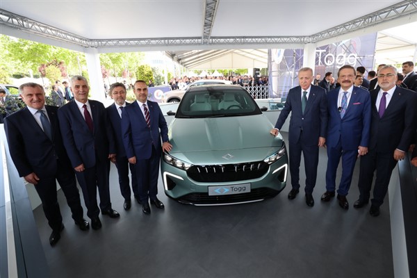 Cumhurbaşkanı Erdoğan, Togg’un yeni modeli T10F’yi inceledi