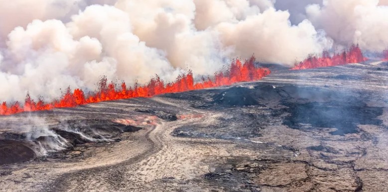 İzlanda’da yeni volkan patlaması başladı