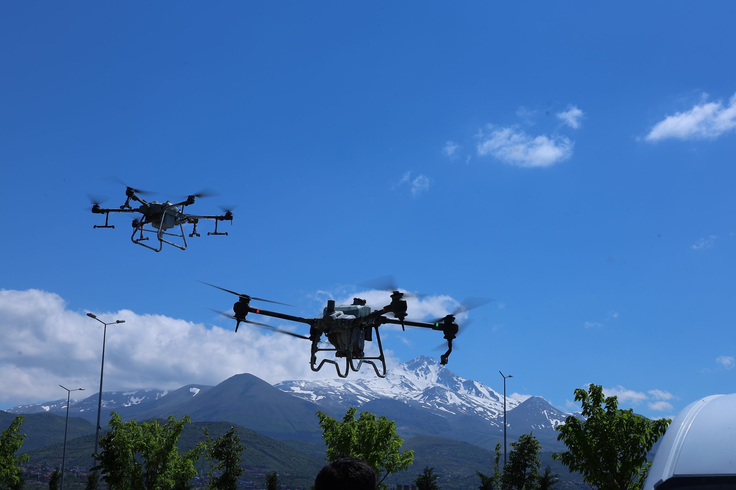 Kayseri Büyükşehir’den park ve mesire alanlarında drone ile ilaçlama hizmeti