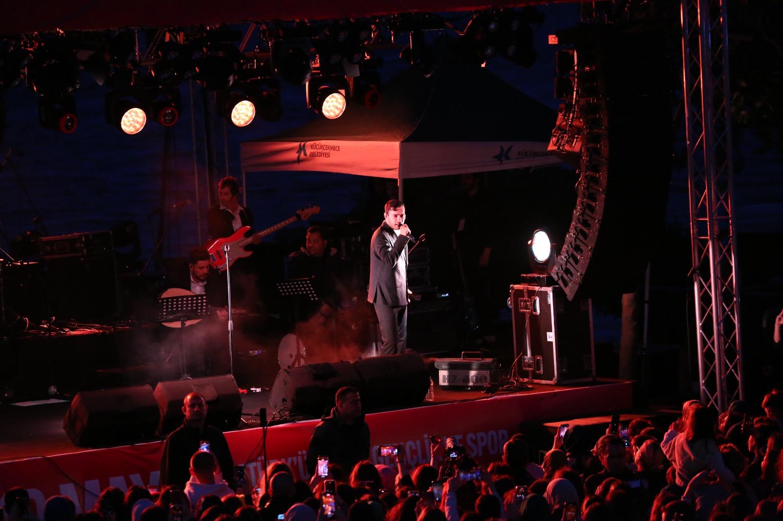 Küçükçekmece’de 19 Mayıs Mert Demir konseri ile kutlandı