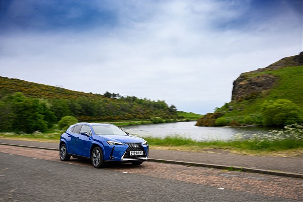 Lexus’un tam elektrikli SUV’u UX 300e Türkiye’de satışa sunuldu