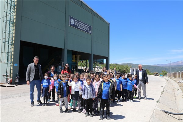 Muğla’da öğrenciler, çöplerin nasıl bertaraf edildiğini öğrendi