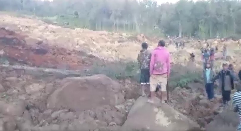 Papua Yeni Gine’deki toprak kaymasında yaklaşık 300 köylünün öldüğü tahmin ediliyor