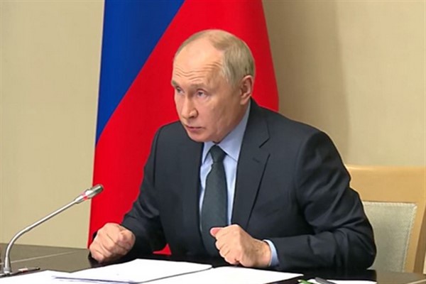 Putin, İran Cumhurbaşkanı Vekili Mokhber ile görüştü