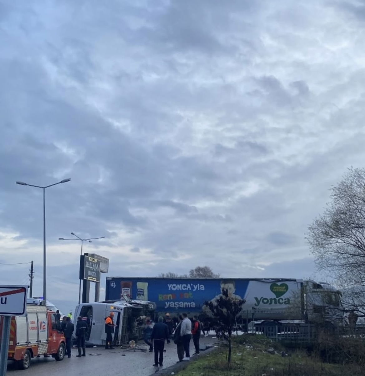 Balıkesir’de Feci Kaza: Öğrenci Servisi ile TIR Çarpıştı, 8 Öğrenci Ağır Yaralı!