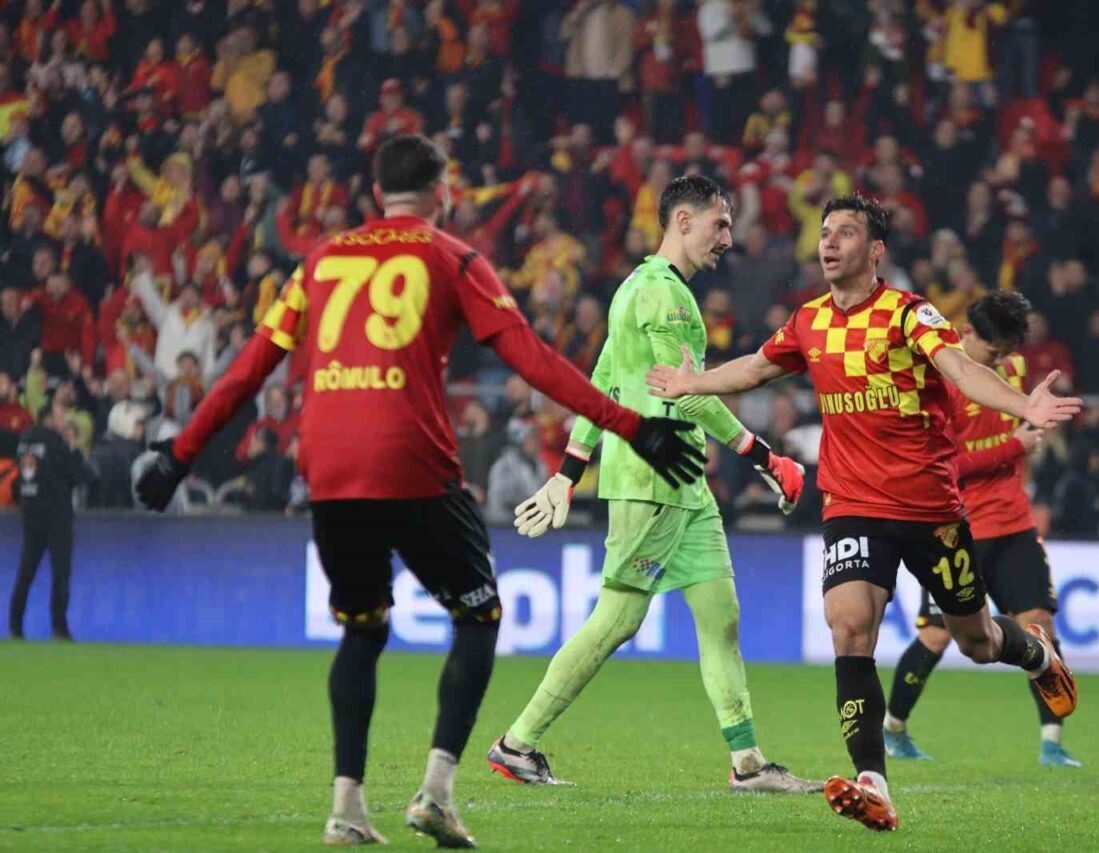 Evinde Yenilmeyen Parmak Kaldırsın