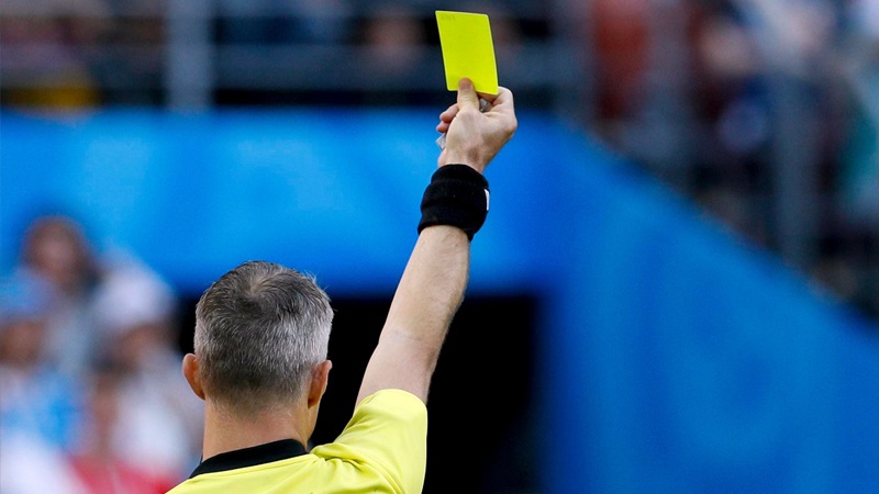 Sarı Kartlar Havada Uçuştu