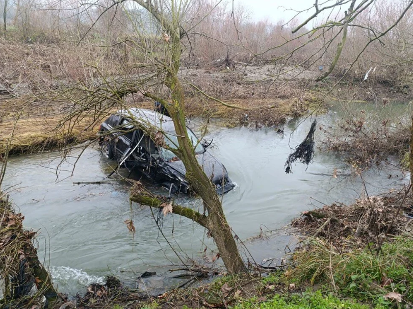 SON DAKİKA! Çanakkale’de Kocabaş Çayı’na Otomobil Düştü! 1 Kişi Kayboldu…