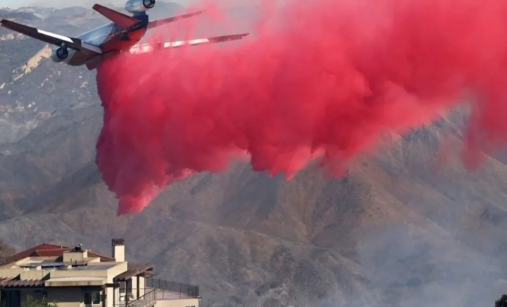 Los Angeles’te Devam Eden Yangın! Gökyüzünden Pembe Sıvı Yağıyor…