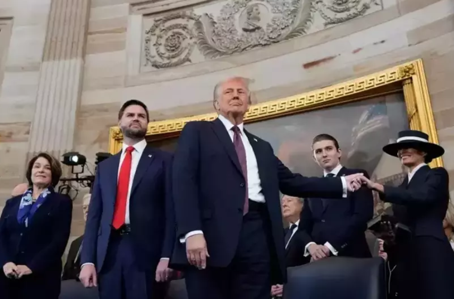 Trump’ın Yemin Töreninde Eşinin Kombini…