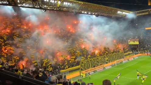 B.Dortmund Güney Tribünü Koreografisi