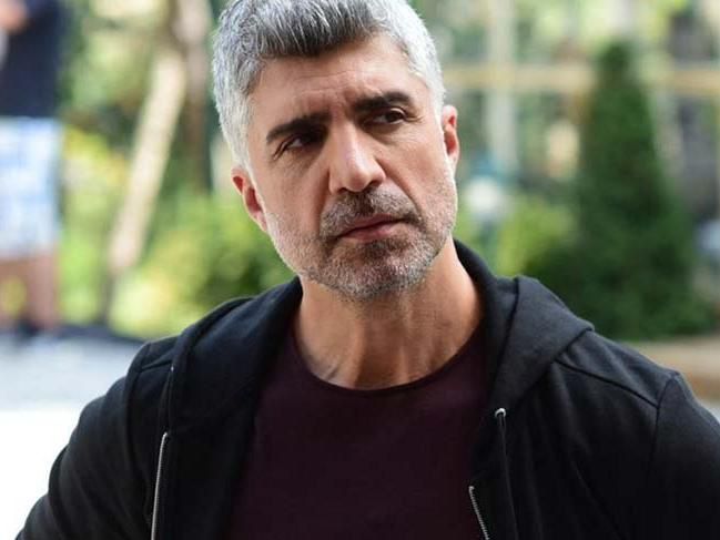 ÖZCAN DENİZ SETTE KALP KRİZİ GEÇİRDİ