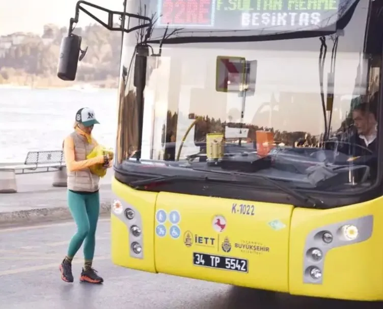 Ünlü Oyuncu Halk Otobüsüne Binerken Görüntülendi!