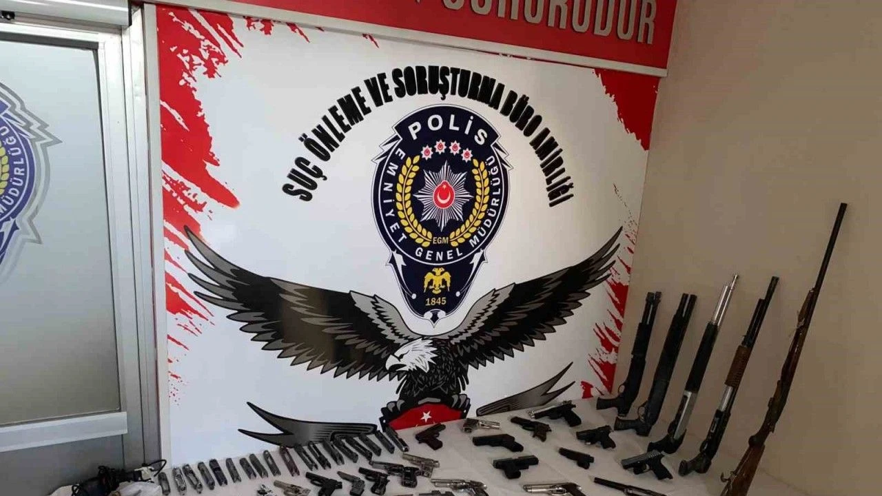 İzmir; Karabağlar Suç Önleme ve Soruşturması Büro Amirliğine Bağlı Ekiplerince Düzenlenen Operasyonlar Devam Ediyor!