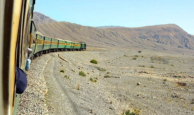 Pakistan’da 450 Tren Yolcusu Rehin Alındı!