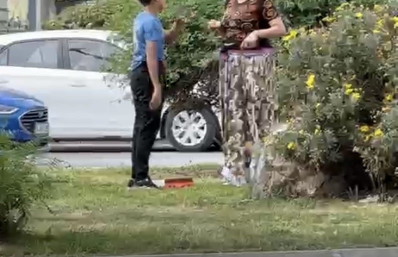 İzmir’de zorla cam silenler paraları koyacak yer bulamıyor!