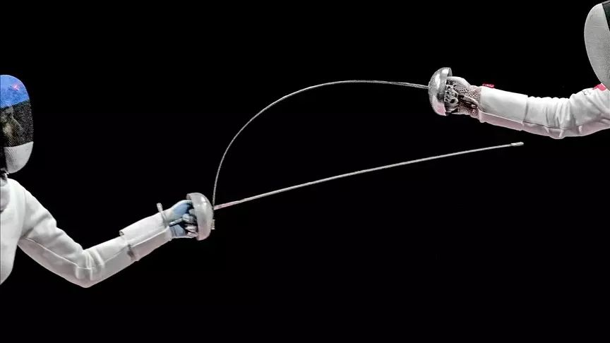 ABD’DE TRANS RAKİBİYLE DÖVÜŞMEYİ REDDEDEN KADIN ESKRİMCİ NEDEN DİSKALİFİYE EDİLDİ