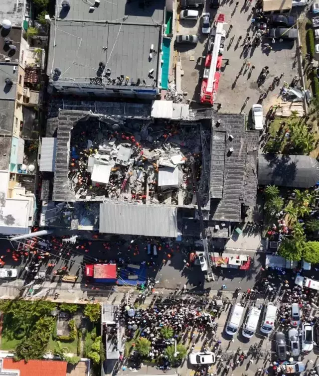 Ünlü Şarkıcı Sahne Aldığı Mekanda Hayatını Kaybetti!