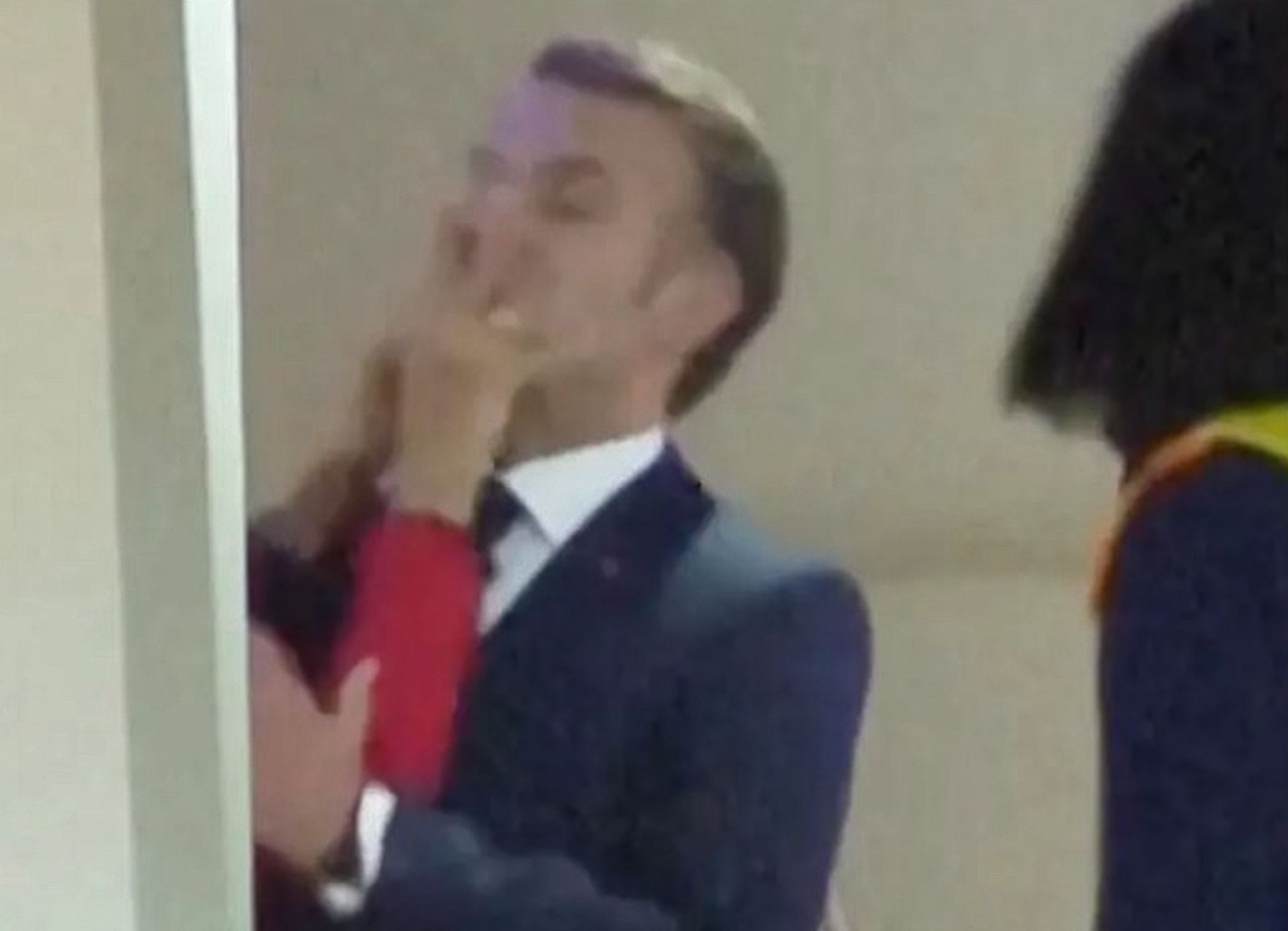 Macron Eşinden Neden Tokat Yedi?
