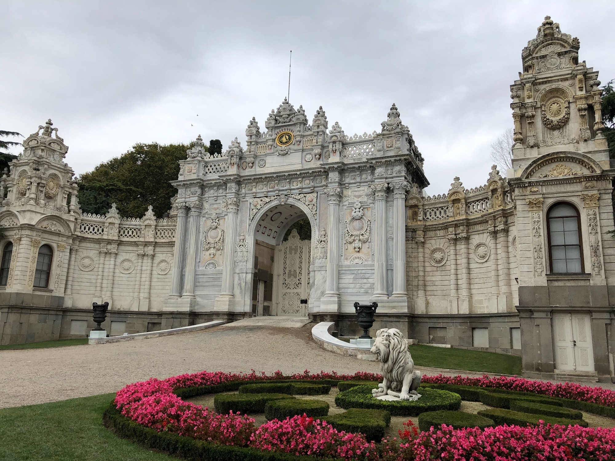 OSMANLI VE BATI MİMARİSİNİN HARMANLANDIĞI YAPI: DOLMABAHÇE SARAYI