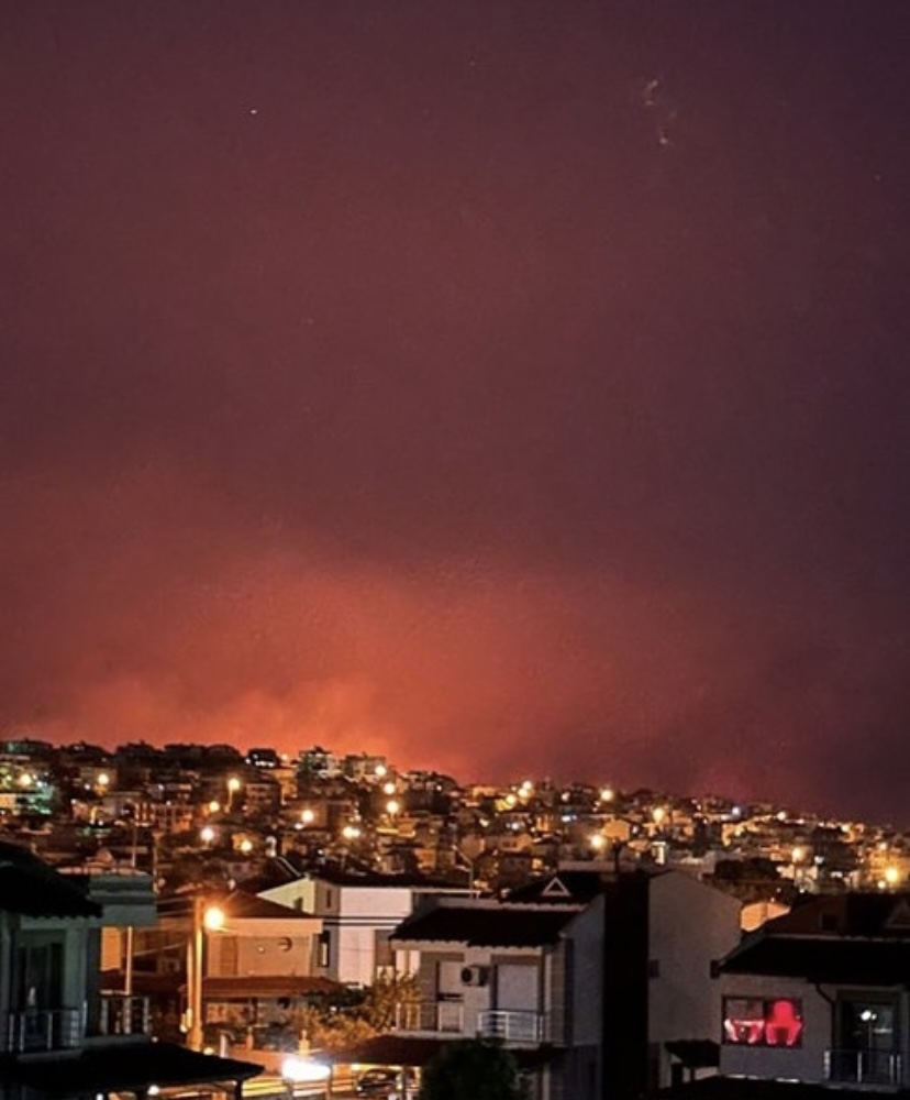 İzmir Geceyi Alevlerle Geçiriyor: Gaziemir ve Beyazevler’de Yangın Alarmı