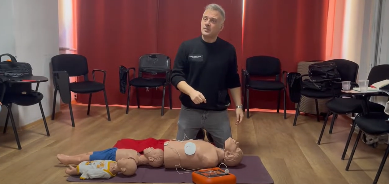 İzmir’de Hayat Kurtaran Eller: Mira İlk Yardım Merkezi Eğitmeni Zafer Özer, Başarıda Çıtayı Yükseltiyor