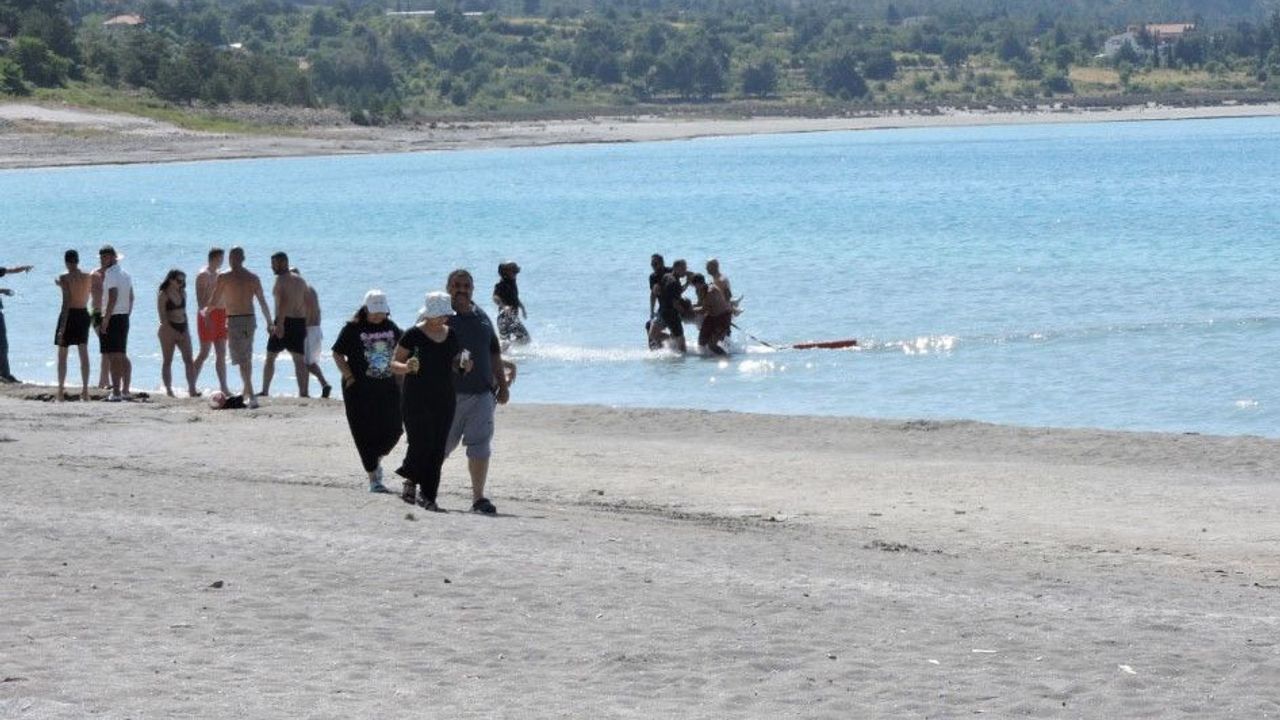 Salda Gölü’nde can pazarı: 17 yaşındaki genç kız ölümden döndü