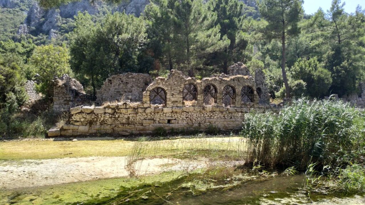 Olympos’ta Roma Dönemi kaya mezarları ziyarete açıldı