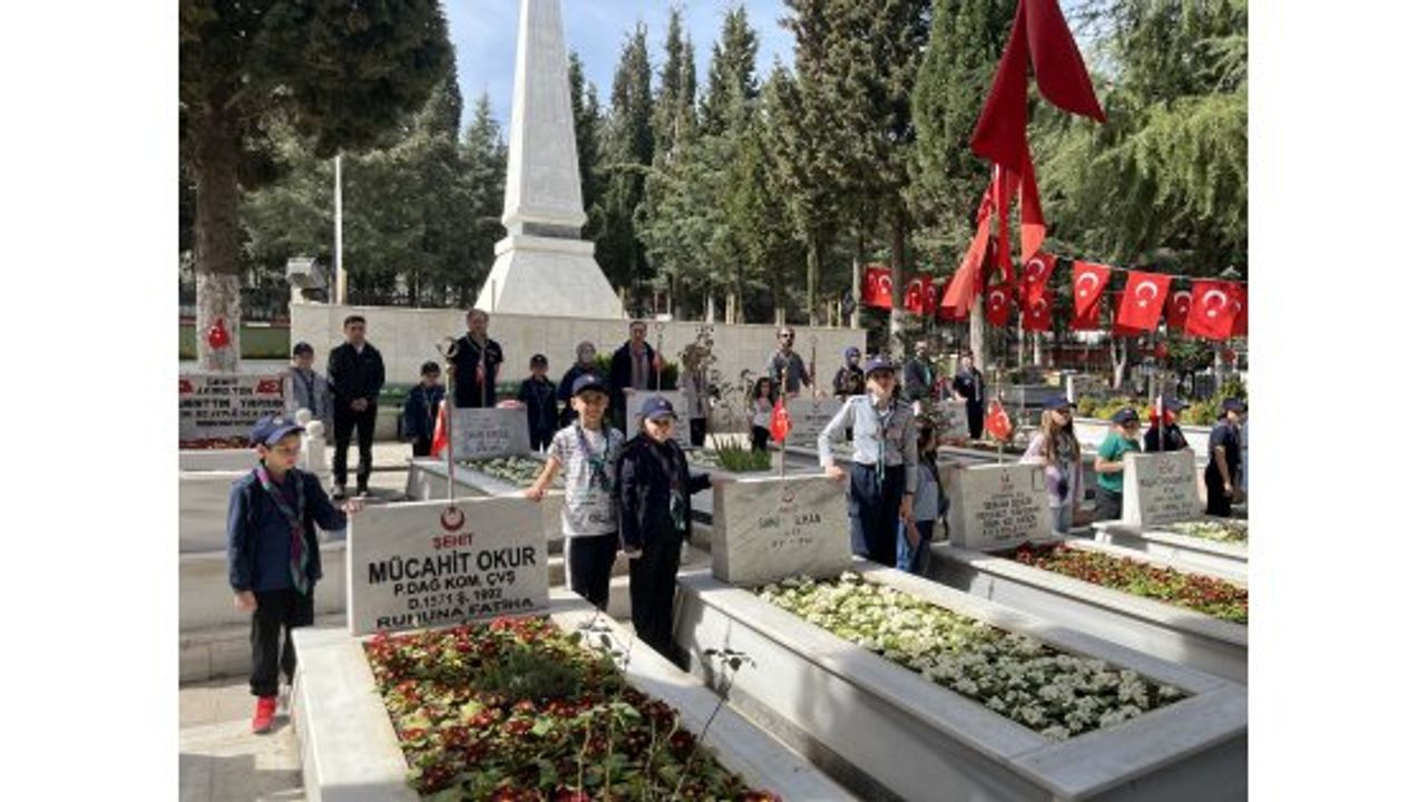 İLKÇEV izcileri Gebze Sehitliği’ni ziyaret etti