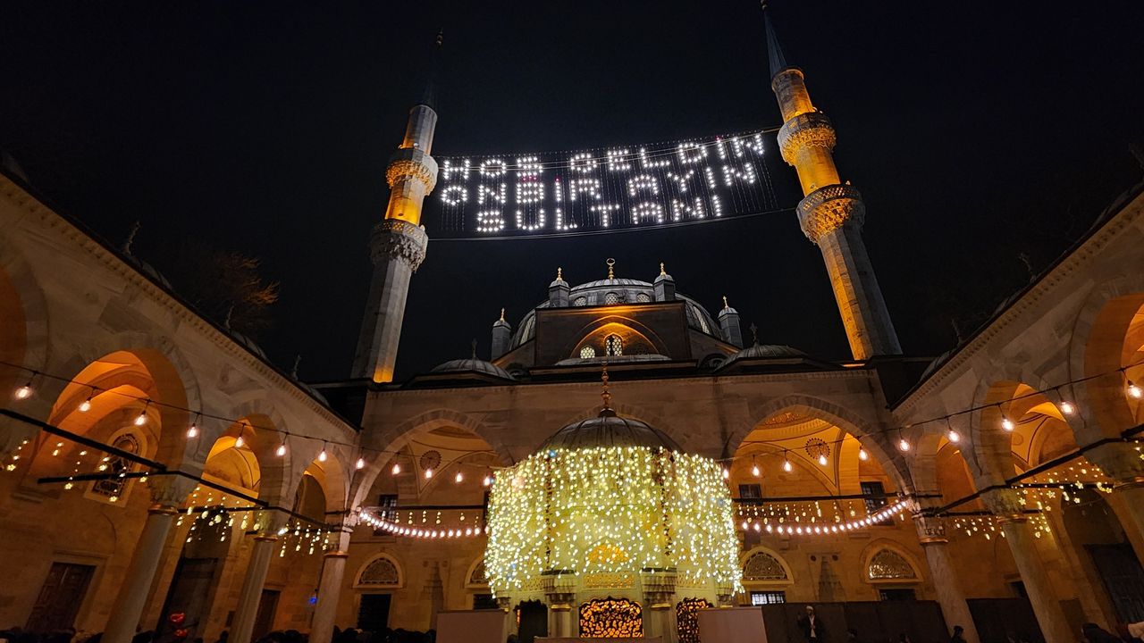 Ramazan ayının ilk teravihi Valide-i Cedid Camii’nde kılındı