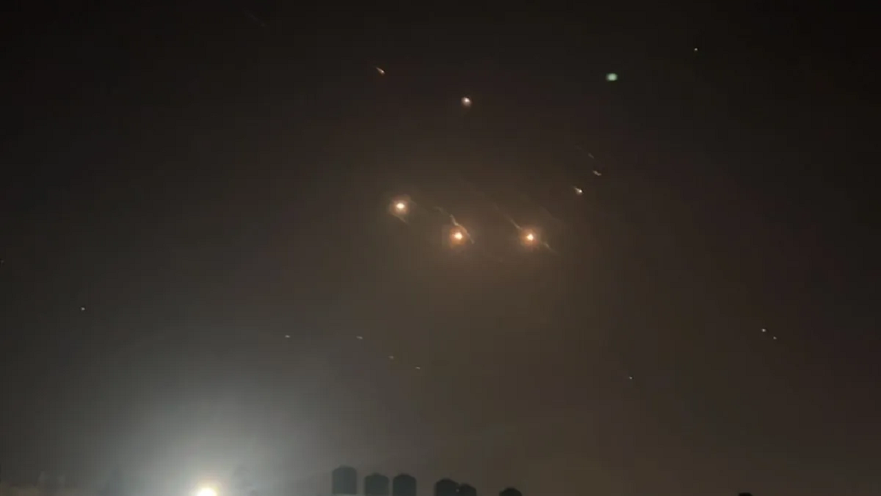 İsrail: İran 370 balistik füze attı, 30 noktaya isabet etti