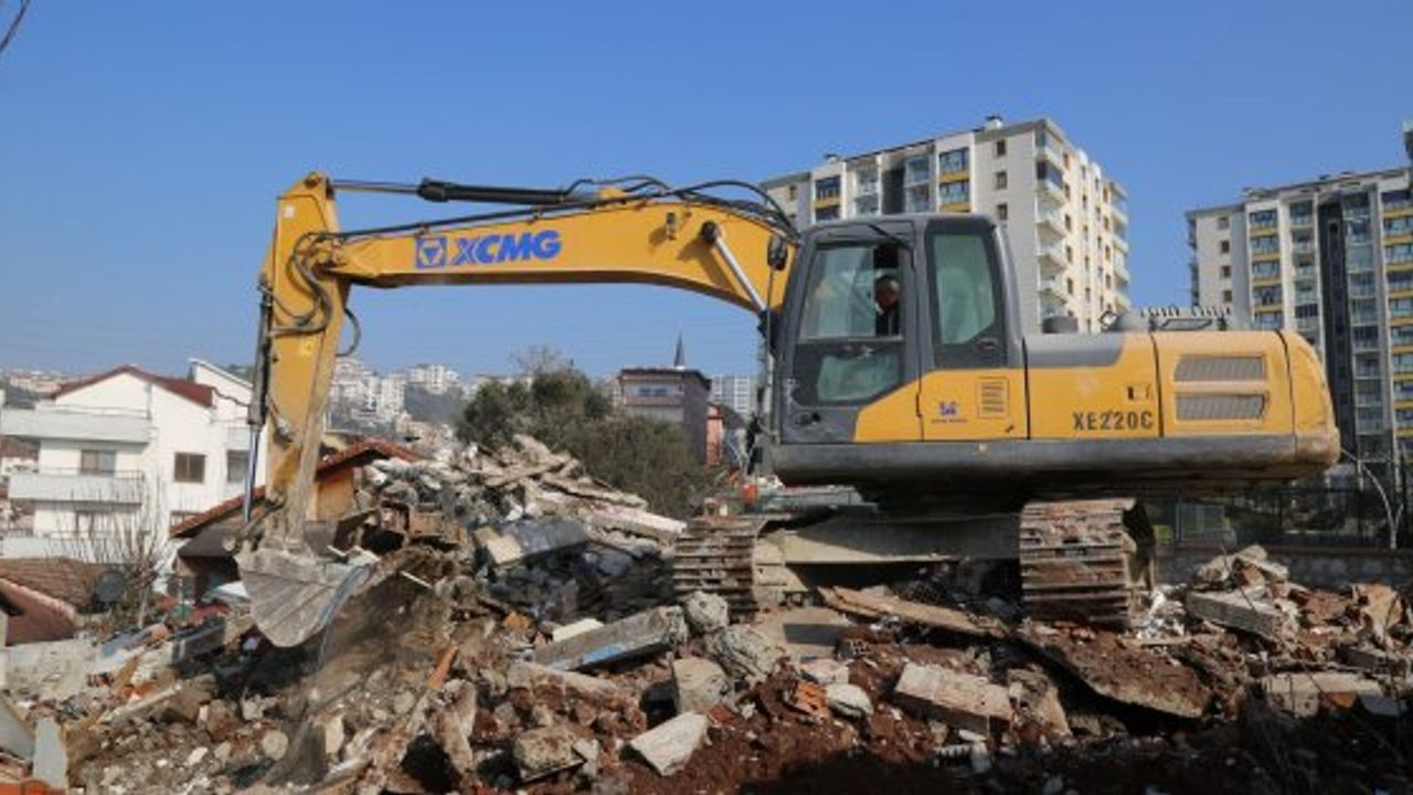 Cedit’te 7 bina daha yıkıldı